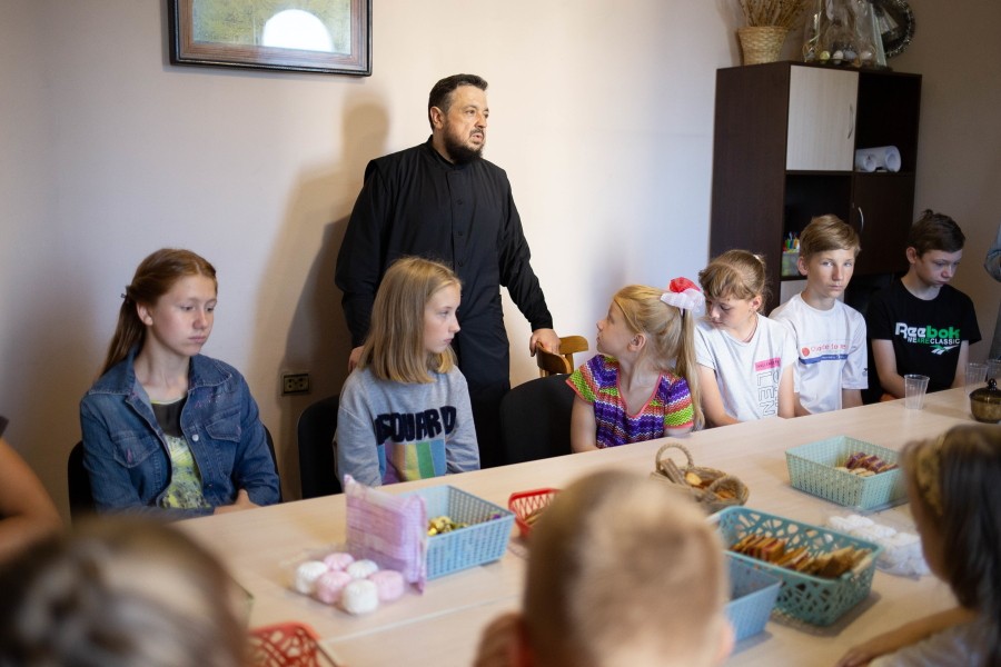 В воскресной школе Казанского собора г.Калинковичи прошел мастер-класс по созданию футболки с христианским логотипом