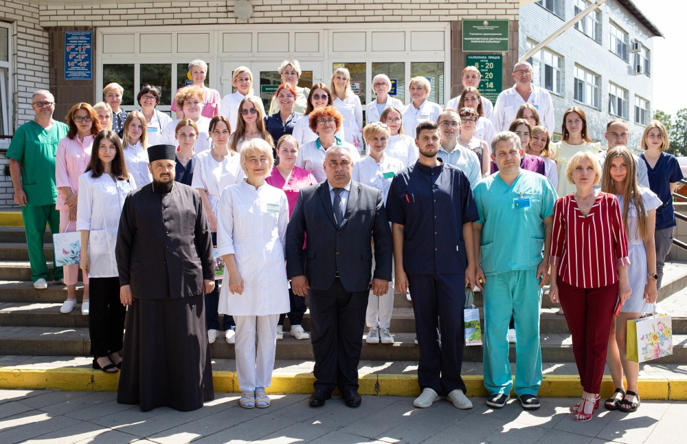 Наместник Юровичского монастыря напутствовал молодых специалистов в Калинковичской ЦРБ