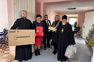 Епископ Туровский и Мозырский Леонид принял участие в благотворительной акции в больнице сестринского ухода в Глинищах