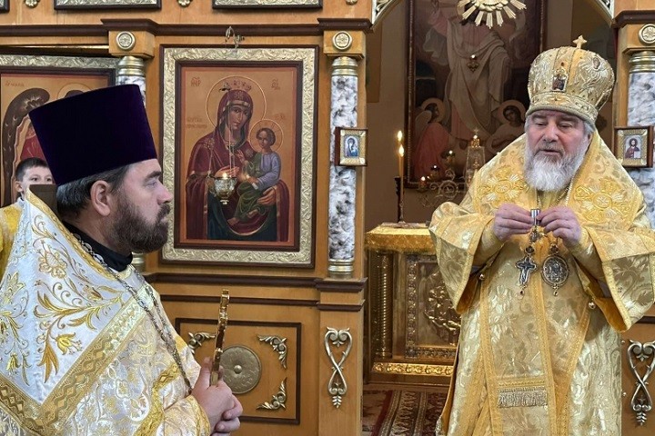 Епископ Леонид поздравил протоиерея Иоанна Полына с 50-летием